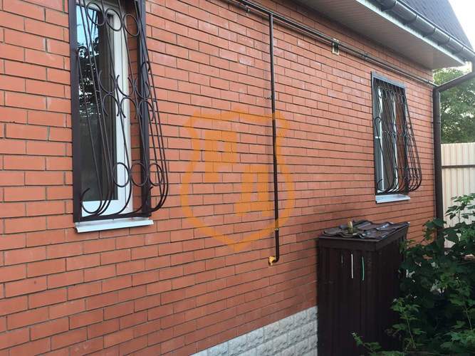 сварные дутые решетки на окна первого этажа