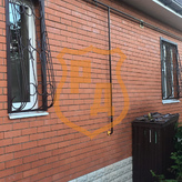сварные дутые решетки на окна первого этажа