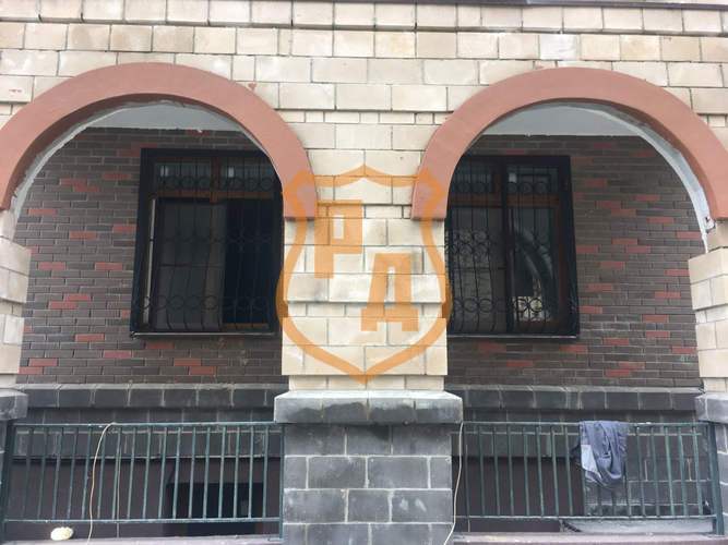 дутые сварные решетки на окна первого этажа