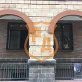 дутые сварные решетки на окна первого этажа